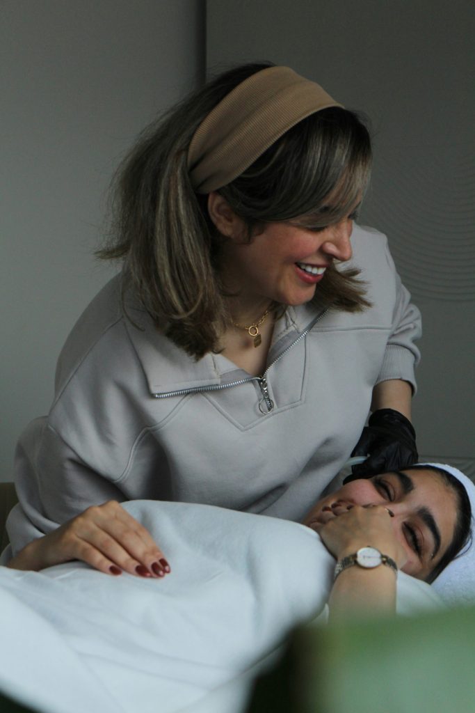 Ein Mann liegt im Bett neben einer Frau.