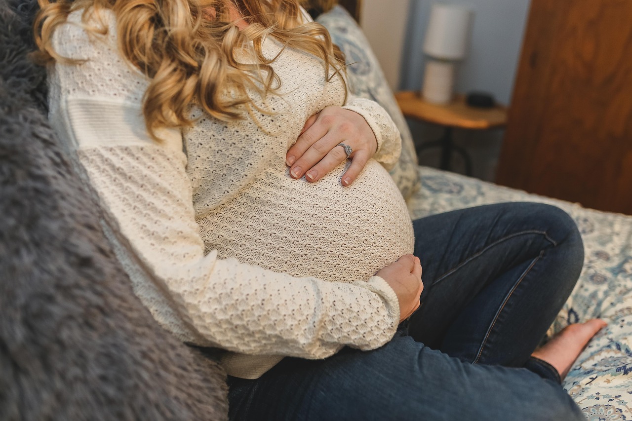 Frau, schwanger, Schwangerschaft, Mutter, Mutterschaft, Bauch, weiblich, Mädchen, sitzend, Nahaufnahme, schwanger, schwanger, schwanger, schwanger, Schwangerschaft